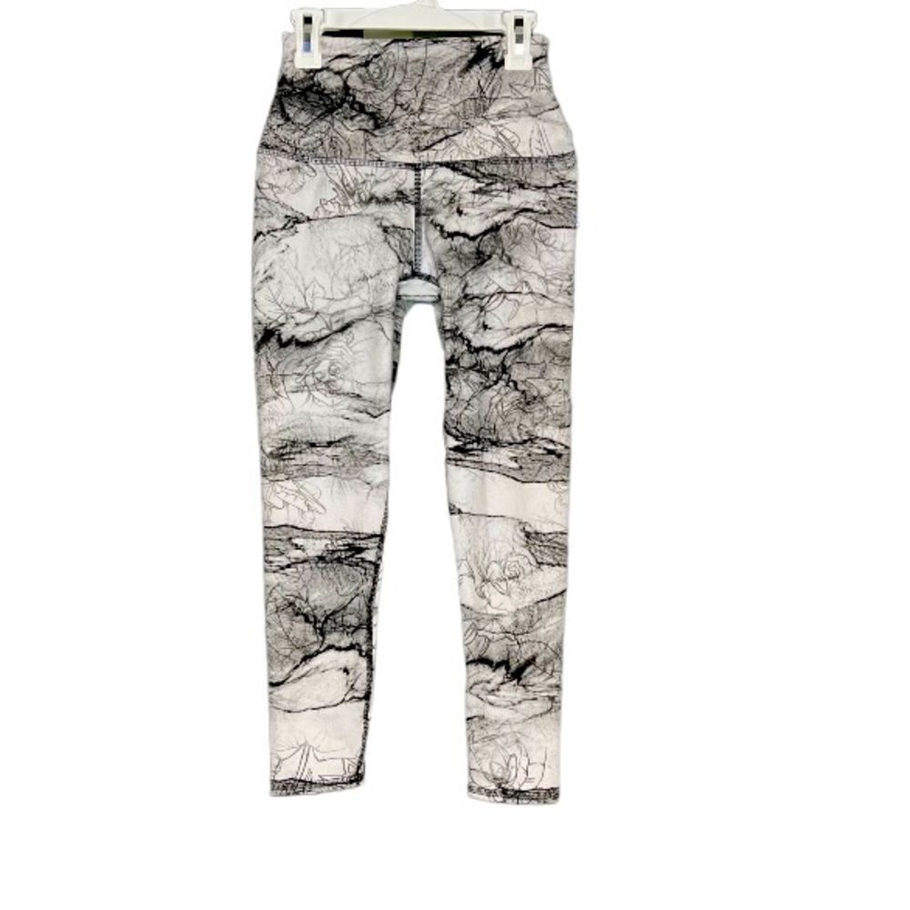 Evolution & Creation High Rise Marbled Capri Leggings S